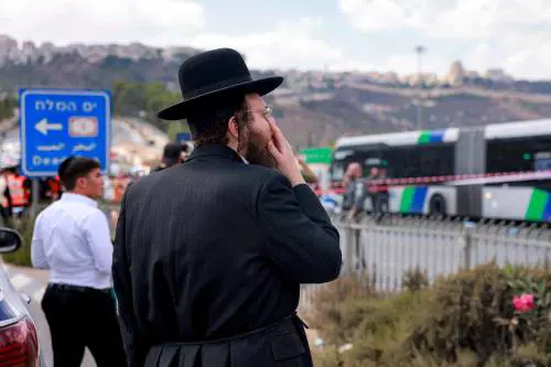 Solidarietà e condanna per l'attentato. Tajani: "Ma Tel Aviv fermi gli attacchi"