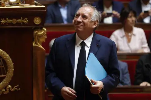 Sfiduciato Bayrou. Le Pen: al voto. Mélenchon: "Macron se ne vada"