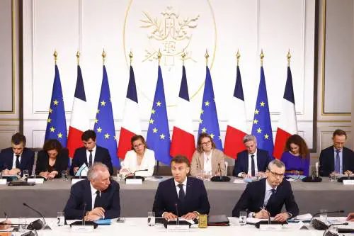 Le Borse restano alla finestra. Ma la Corte avverte Bruxelles: "Più flessibilità nel bilancio"