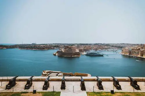Orrore a Malta, ragazza 19enne stuprata dal branco. Indagati 5 italiani