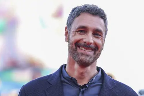 Raoul Bova porta il figlio sul set di Don Matteo: Francesco reciterà nella fiction Rai