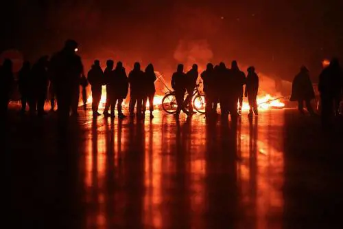 "Blocchiamo tutto". La rabbia di piazza e il rischio scontri. Il Paese si barrica
