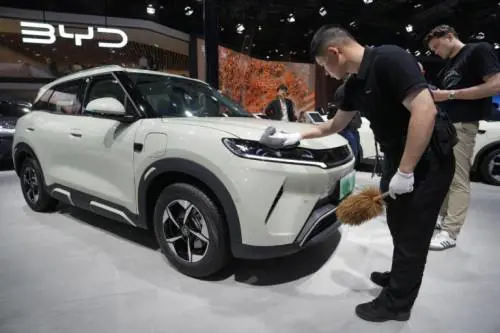 Auto elettriche a domicilio dalla Cina: la mossa del Dragone che dà scacco all'Ue
