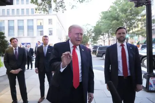 "L'Hitler dei nostri tempi". I pro-Pal attaccano Trump durante la cena a Washington