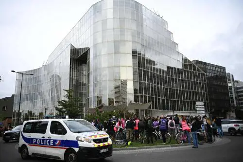 Francia, il giorno dei "Bloquons tout": le immagini delle proteste