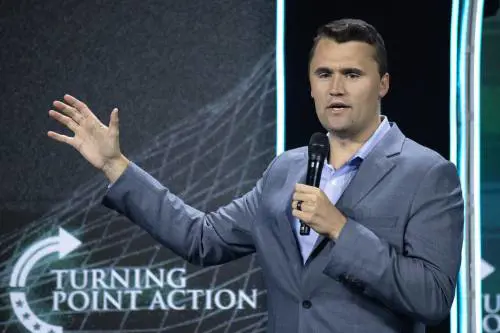 Chi era Charlie Kirk, maestro del dibattito ucciso in Utah. Così ha portato i giovani a Trump