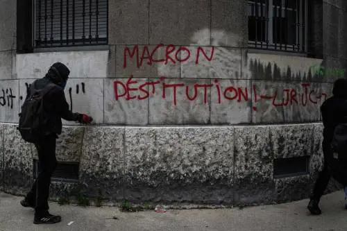 "Blocchiamo tutto", Francia nel caos