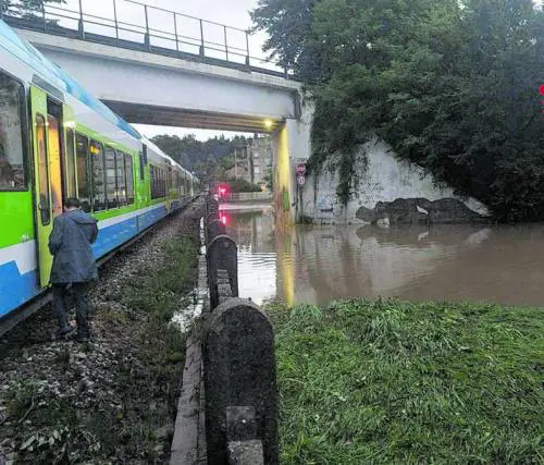 Maltempo, treno salvato dal baratro