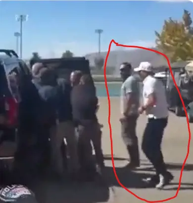 Screenshot di un video pubblicato su X, l'uomo cerchiato in rosso è al centro delle teorie del complotto sulla morte di Charlie Kirk