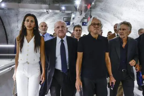 "La figlia di Kapoor...". La gaffe di De Luca con lo scultore indiano: la donna è sua moglie