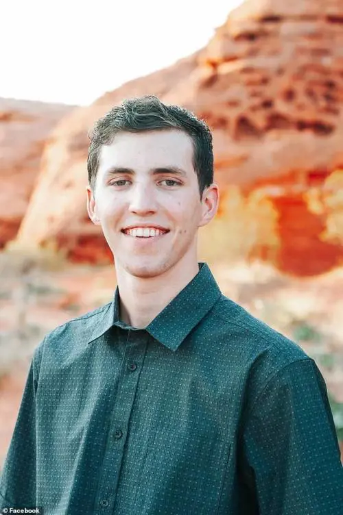 Tyler Robinson, come si è procurato l'arma: il compagno di stanza rivela i messaggi della chat