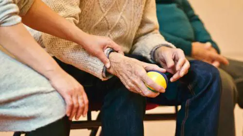 Figli o parenti come badanti, è possibile? Ecco in quali circostanze 