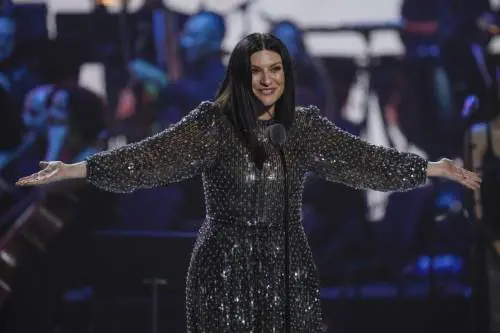 Laura Pausini: "Il palco è l'unico posto dove non ho paura. I segreti per una vita sana"