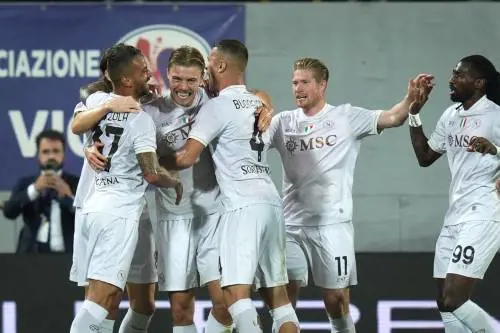 Il Napoli risponde alla Juve e cala il tris alla Fiorentina. Azzurri in testa a punteggio pieno