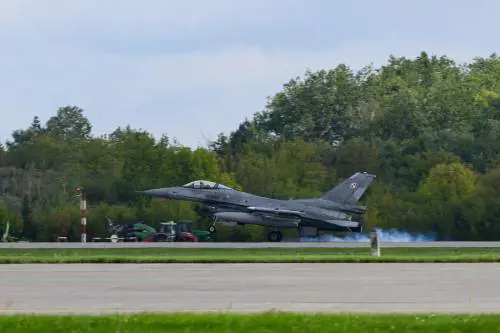 Nuove tensioni ai confini Nato, jet in volo in Polonia e Romania contro i droni russi: cosa è successo