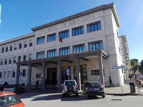 Stuprano la 12enne e postano il video su WhatsApp. Orrore a Sulmona