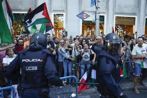 Proteste pro Palestina alla Vuelta, tensioni e cariche: ecco le immagini degli scontri di Madrid