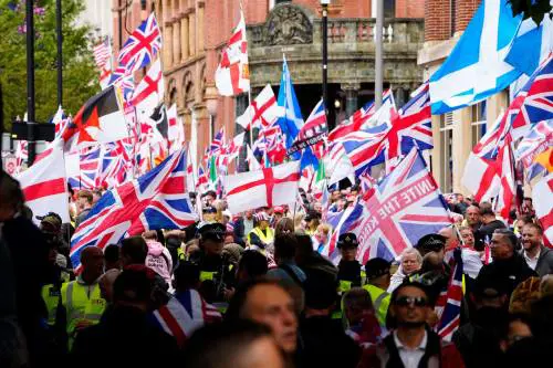 Che strani i "nazi" in piazza a Londra