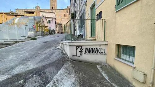 Jesi, murales con Vannacci a testa in giù. Il generale: "Me ne frego"