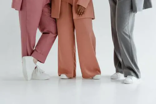 Pantaloni ampi, gli outfit per indossarli a 50 anni anche in autunno