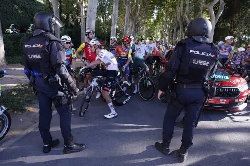 I Pro Pal fermano la Vuelta, la sinistra sta coi manifestanti. È bufera in Spagna