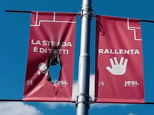 Jesi, bruciato il cartello stradale che raffigura una donna col burqa