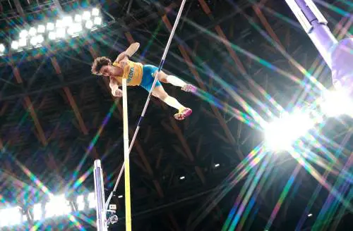 Duplantis, ancora lui: nuovo record del mondo e medaglia d'oro nel salto con l'asta