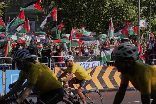 "Squadra nel mirino dei fanatici. Via Israel pure dalle maglie: è intollerabile colpire lo sport"