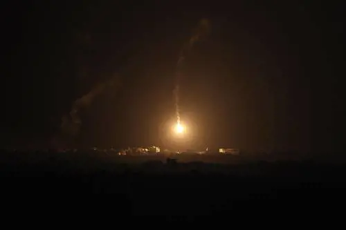 Prima il raid aereo, poi l'operazione di terra