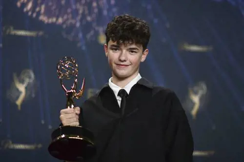 "Pitt" e "Studio" sbancano gli Emmy. Owen Cooper premiato a quindici anni