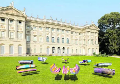 Come bambini alla mostra nel parco con opere cangianti e luce naturale