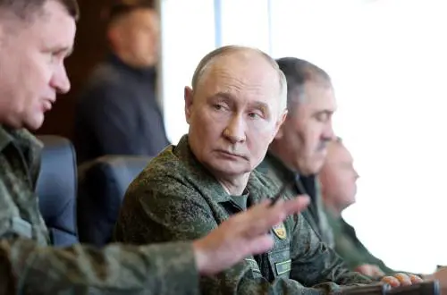 Putin minaccia la Nato in divisa militare: testato un missile ipersonico e armi nucleari tattiche. Il Papa: "La Nato non ha iniziato nessuna guerra"