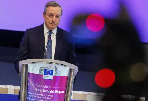 Draghi presidente ombra: "La Ue rischia di svanire"