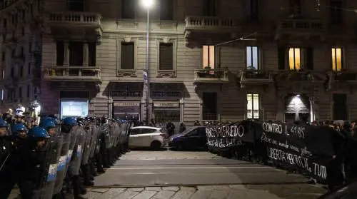 "Violenza contro la polizia". Condannati dieci anarchici per i cortei per il terrorista Cospito