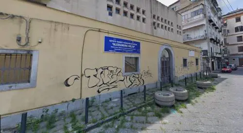 Napoli, 17enne prende a martellate l'ex compagno in classe: arrestato