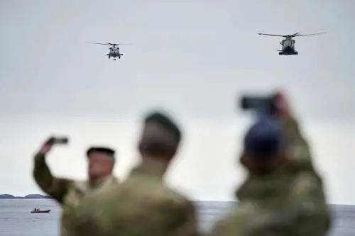 Navi, caccia e soldati, giochi di guerra in Groenlandia: cosa c'è dietro il doppio segnale a Putin e Trump