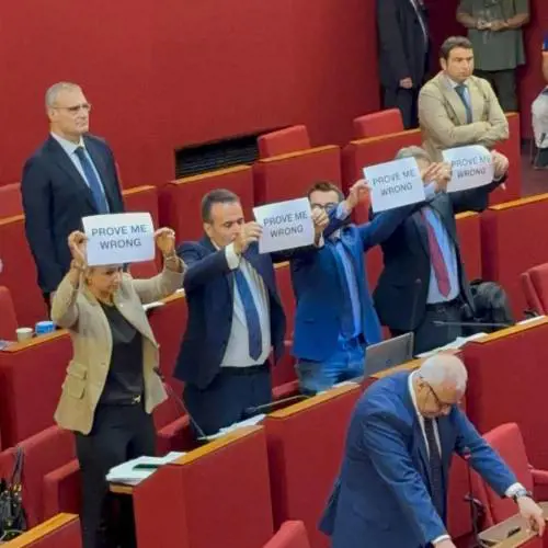 Genova, l'odio del consigliere della Salis contro FdI: "Vi abbiamo già appesi una volta"