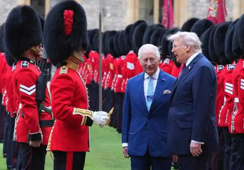 Affari e Ucraina: Londra schiera Carlo per sedurre Trump (accolto come un re)