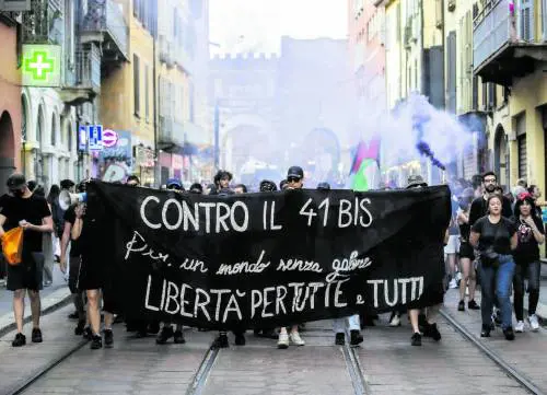 In corteo "escalation violenta" contro le forze dell'ordine