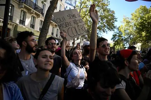 Lo sciopero generale paralizza la Francia. Mobilitazione contro la legge finanziaria 2026. Scene di guerriglia a Parigi