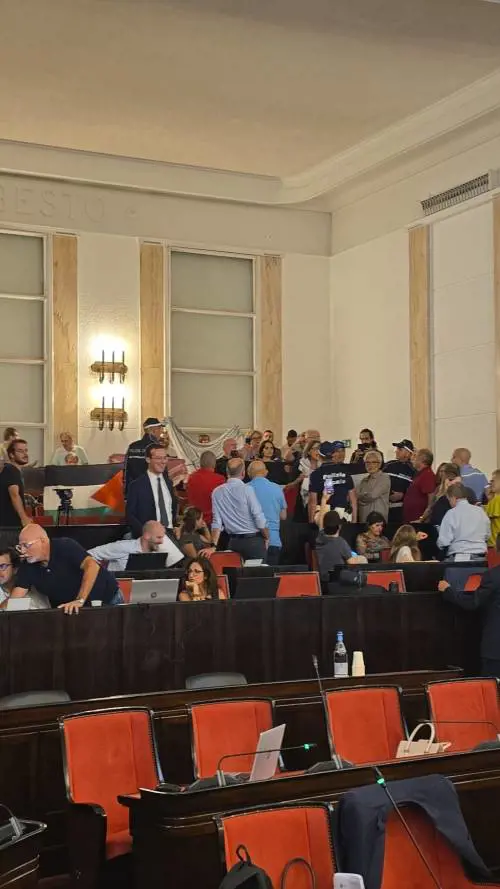 "Siete complici del genocidio". Pro Pal interrompono Consiglio comunale di Milano
