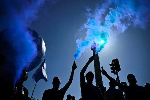 Francia, cortei e guerriglia. E i sindacati sfidano Lecornu