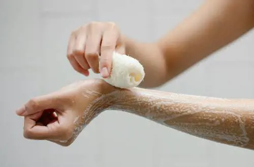Bagnoschiuma, quali sono quelli che non lavano via l’abbronzatura