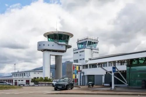 Controllore di volo si addormenta: aereo bloccato sopra la Corsica per un'ora