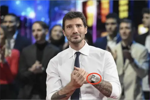 Milano, rubato l’orologio di Stefano De Martino (un Patek Philippe ) con il trucco dello specchietto