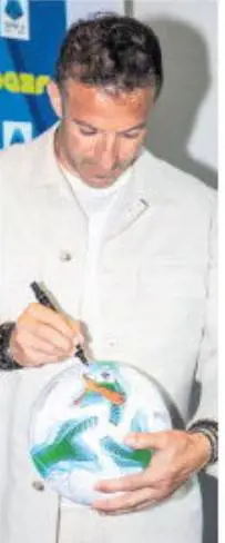 Bazr "firma" il pallone dei gol della Serie A