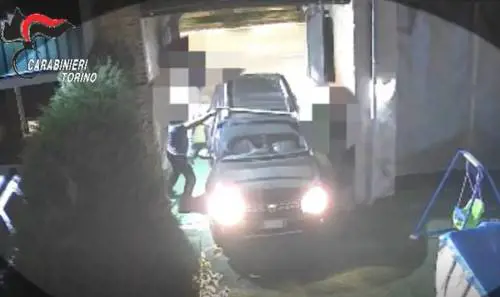 Paura nel Torinese, banda armata spara a padre e figlio