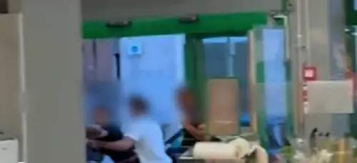 Il vigilante li ferma per furto, loro lo pestano fino a fargli perdere i sensi