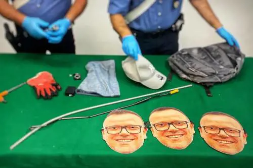 Furti con la maschera di Gigi d'Alessio per non farsi riconoscere: 26enne in arresto