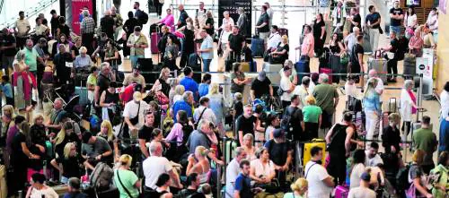 Cyberattacco all'Ue, aeroporti nel caos: centinaia di voli cancellati o in ritardo. L'ipotesi di "pirati" legati al Cremlino